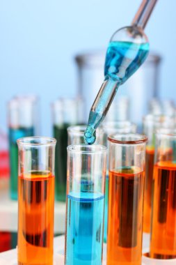 Laboratuvar pipet renkli sıvı cam test tüpleri üzerinde damla ile yakın çekim