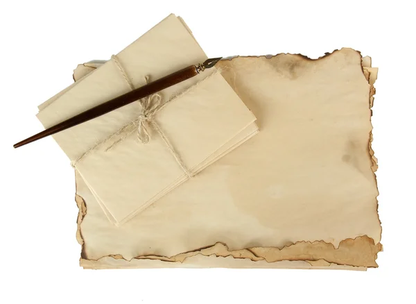 Starý papír, dopisy a inkoustové pero izolovaných na bílém — Stock fotografie