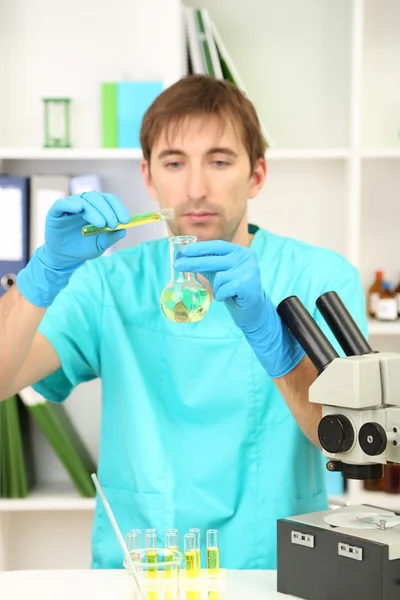 Evaluador durante la investigación — Foto de Stock