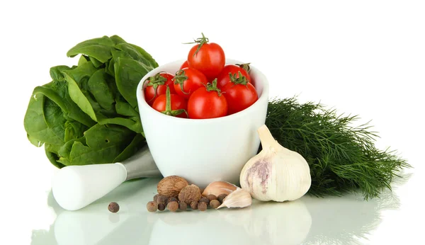 Samenstelling van de mortel, kruiden, tomaten en groene kruiden, geïsoleerd op wit — Stockfoto