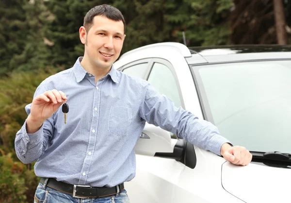 Porträt eines glücklichen Mannes mit Autoschlüssel — Stockfoto