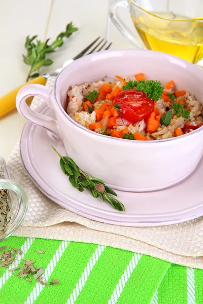 Délicieux riz aux légumes et herbes en pot sur table en bois close-up — Photo
