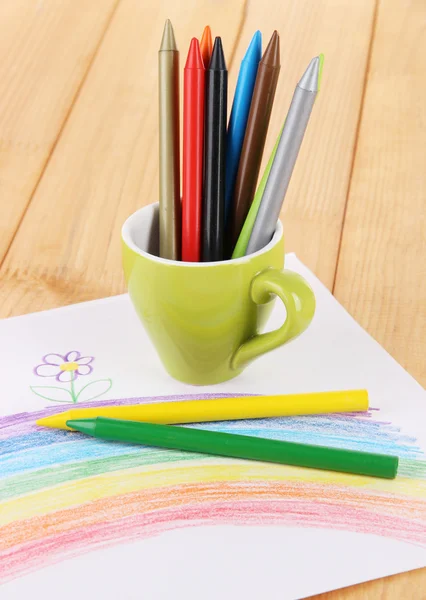 Crayons colorés dans une tasse sur la table — Photo