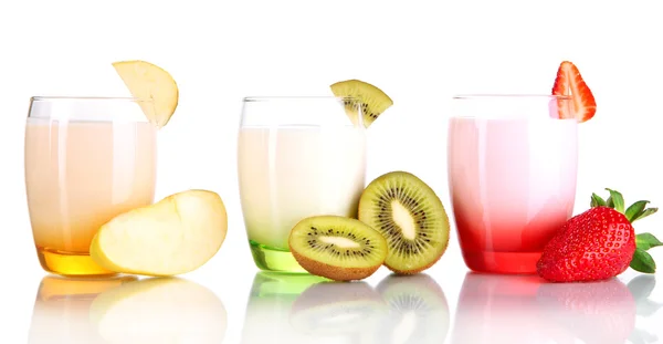 Köstliche Joghurts mit Früchten in Gläsern isoliert auf weiß — Stockfoto