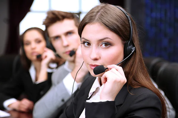 Callcenter operatörer på jobbet — Stockfoto