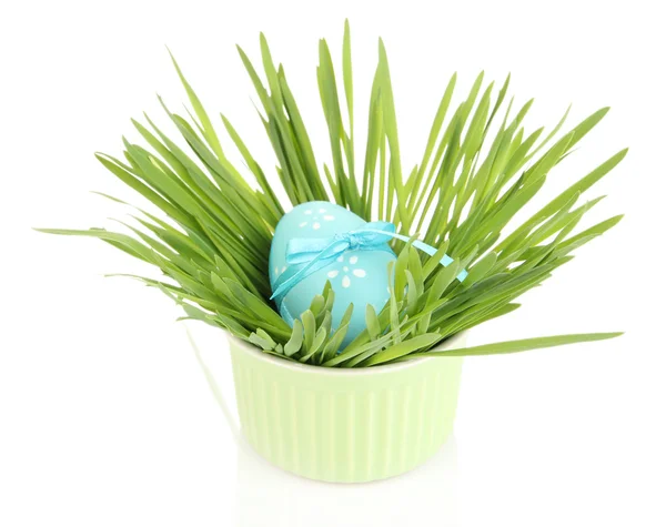 Easter egg in bowl with grass on table isolated on white — Stok fotoğraf