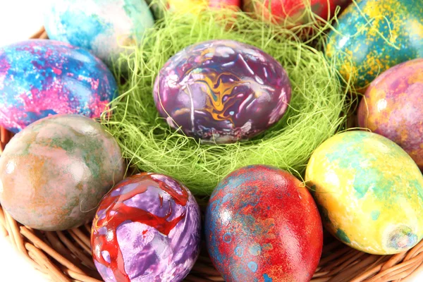 Hasır sepet yakın çekim güzel Paskalya yortusu yumurta — Stok fotoğraf
