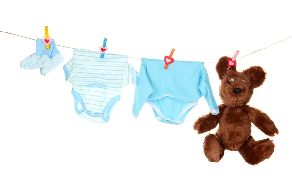 Bebek giysileri üzerinde beyaz izole clothesline üzerinde asılı — Stok fotoğraf