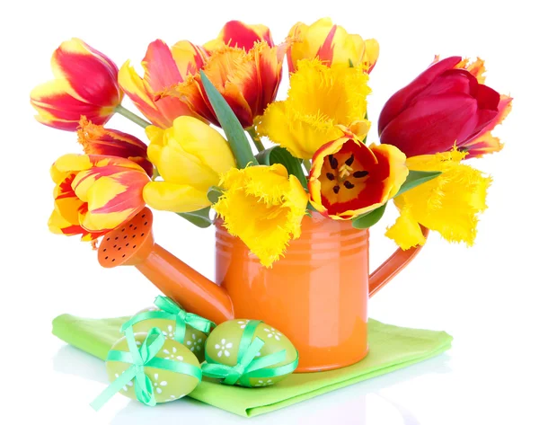 Velikonoční složení čerstvý tulipány a velikonoční vajíčka izolované na bílém — Stock fotografie