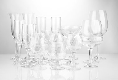 kokteyl ve şarap gözlük, gri arka plan üzerinde