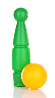 tek renkli plastik skittle üzerinde beyaz izole oyuncak bowling