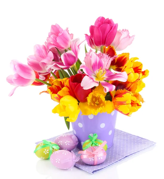 Пасхальная композиция со свежими тюльпанами и пасхальными яйцами — стоковое фото