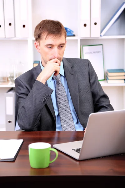 Joven hombre de negocios — Foto de Stock