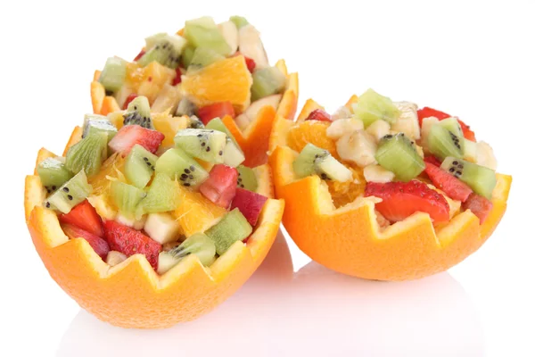 Fruitsalade in uitgeholde-out oranje geïsoleerd op wit — Stockfoto