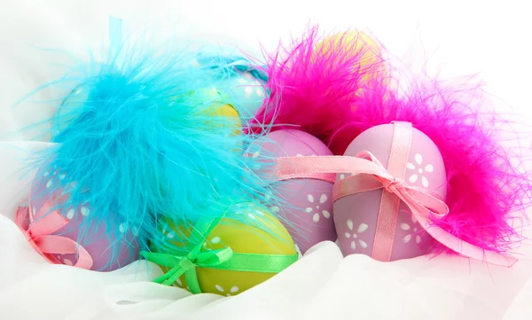 Hermosos huevos de Pascua y plumas decorativas, de cerca — Foto de Stock