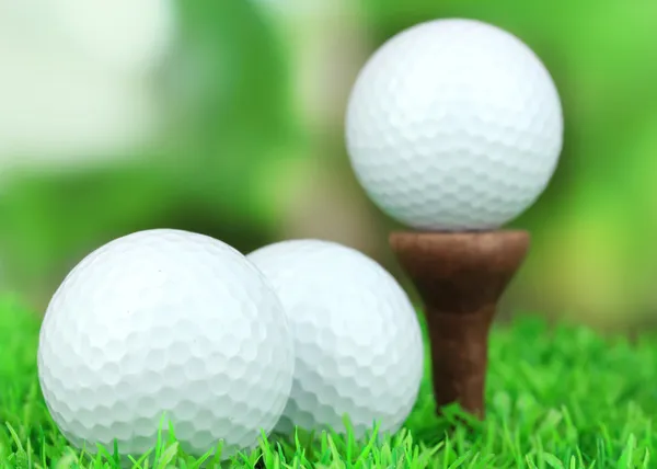 Pelotas de golf en la hierba al aire libre de cerca — Foto de Stock