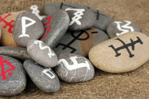 Fortune telling con simboli su pietre su sfondo di iuta — Foto Stock
