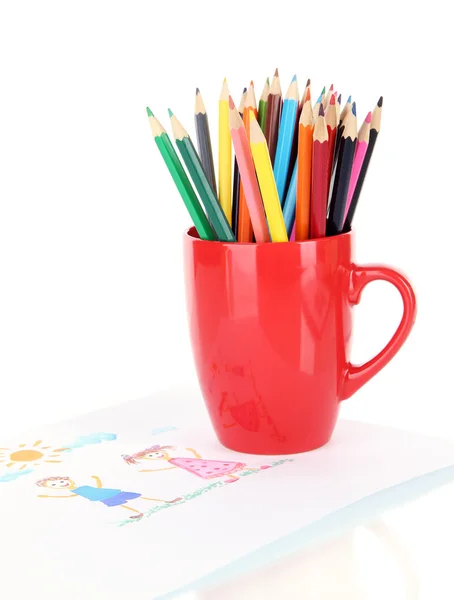 Crayons colorés dans une tasse isolée sur blanc — Photo