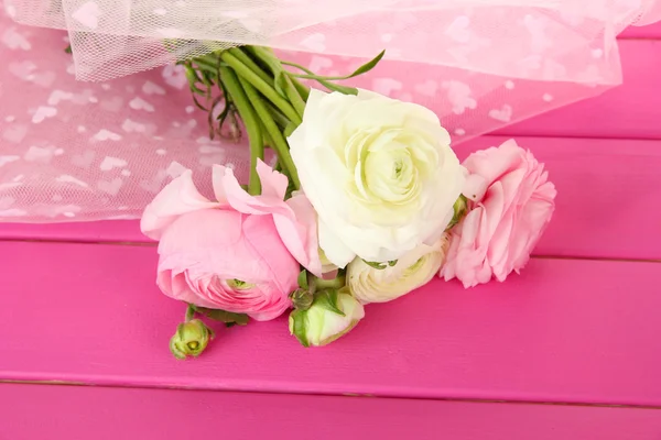 Ranunculus (Perzisch boterbloemen), op roze houten achtergrond — Stockfoto