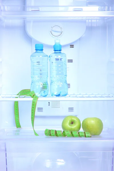 Abra o refrigerador com comida de dieta — Fotografia de Stock