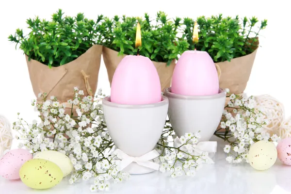 Osterkerzen mit Blumen in Nahaufnahme — Stockfoto