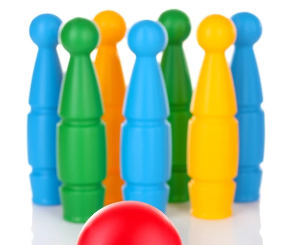 खिलौना गेंदबाजी के रंगीन प्लास्टिक स्किटल सफेद पर अलग — स्टॉक फ़ोटो, इमेज