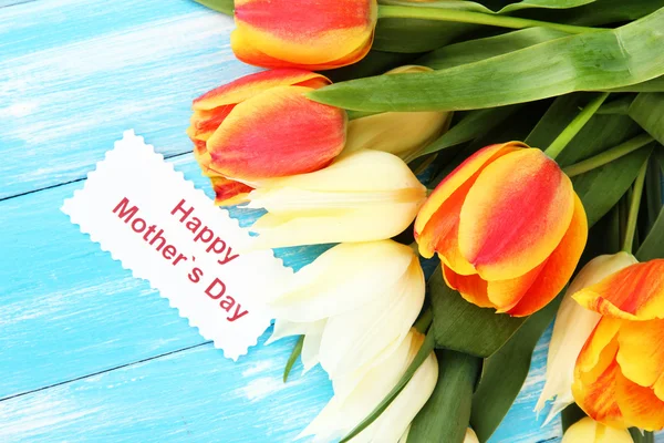 Bonitas tulipas brancas e laranja na cor de fundo de madeira — Fotografia de Stock