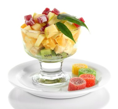 bir dondurma yemek üzerine beyaz izole meyve salatası