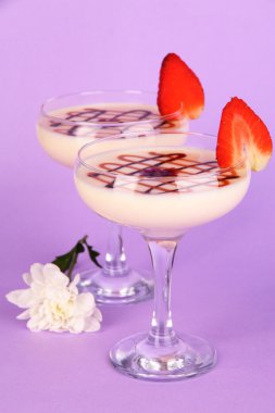 Lila zemin üzerine meyve smoothies