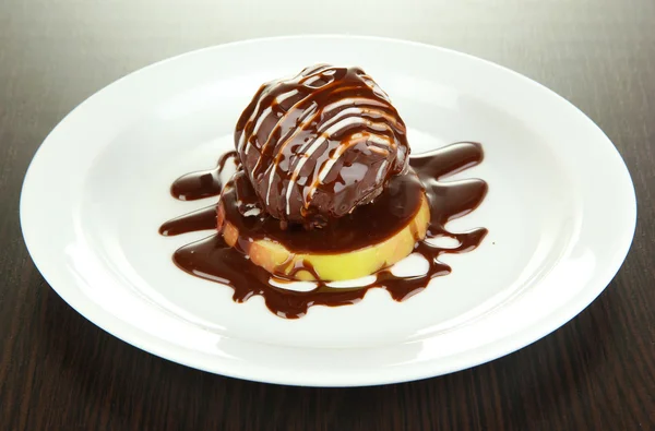 Postre de chocolate en plato grande sobre mesa de madera — Foto de Stock