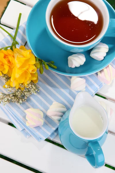 Schöne Tee-Komposition auf hölzernem Picknicktisch in Nahaufnahme — Stockfoto
