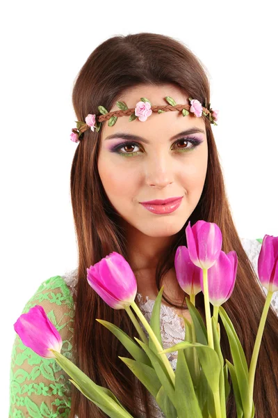 Giovane bella ragazza con ghirlanda decorativa sulla sua testa tenendo mazzo di fiori, isolato su bianco — Foto Stock