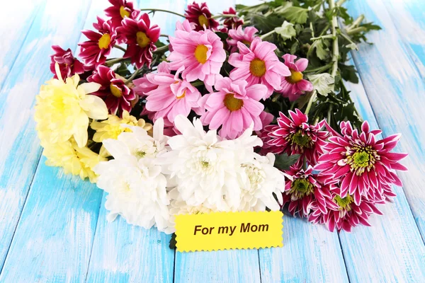 테이블 클로즈업에 아름 다운 국화 꽃다발 — 스톡 사진