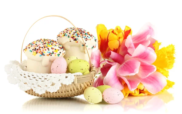 Torta di Pasqua con uova in cesto di vimini isolato su bianco — Foto Stock