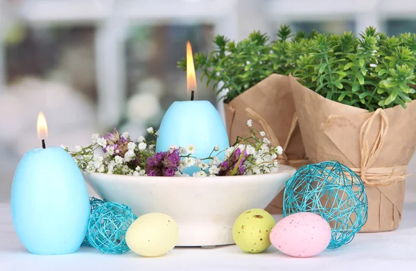 Bougies de Pâques avec des fleurs sur fond de fenêtre — Photo