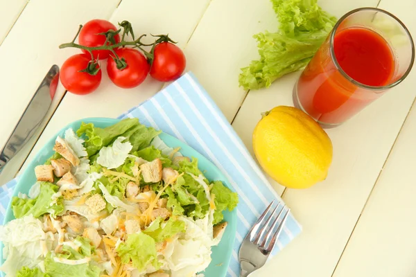 Salada Caesar na placa azul, na cor de fundo de madeira — Fotografia de Stock