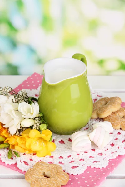 Hermosa composición de leche y galletas en mesa de picnic de madera sobre fondo natural — Foto de Stock