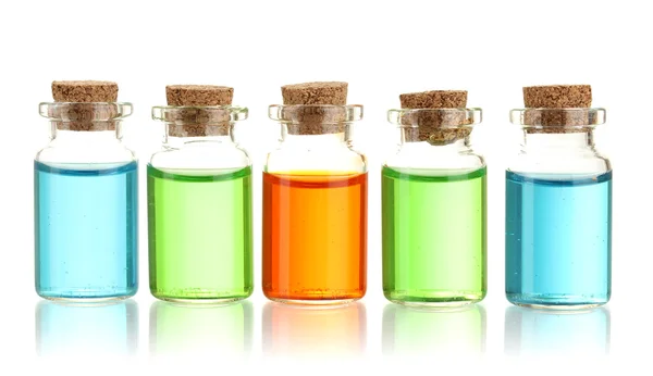 Пляшки з основними оліями ізольовані на білому — стокове фото