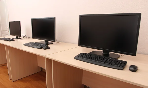 Computadoras en mesas en la habitación — Foto de Stock