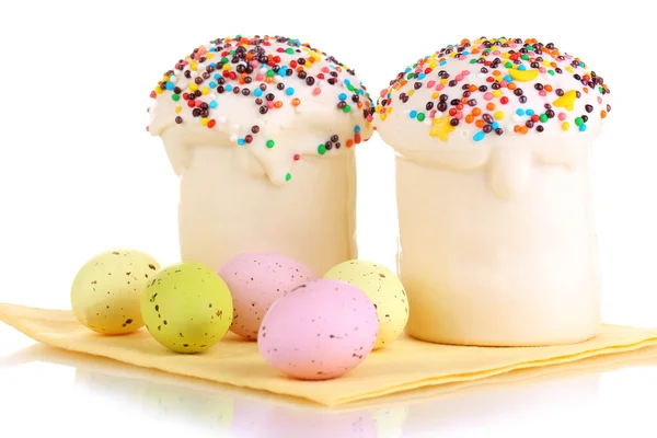 Pastel de Pascua con glaseado de azúcar y huevos aislados en blanco — Foto de Stock