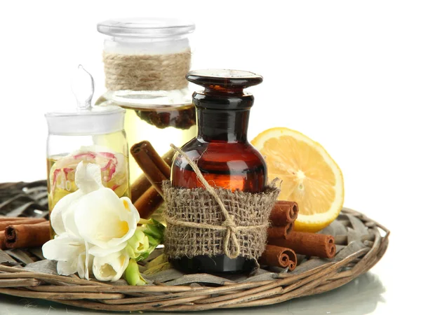 Flaskor med ingredienser för parfym, isolerad på vit — Stockfoto