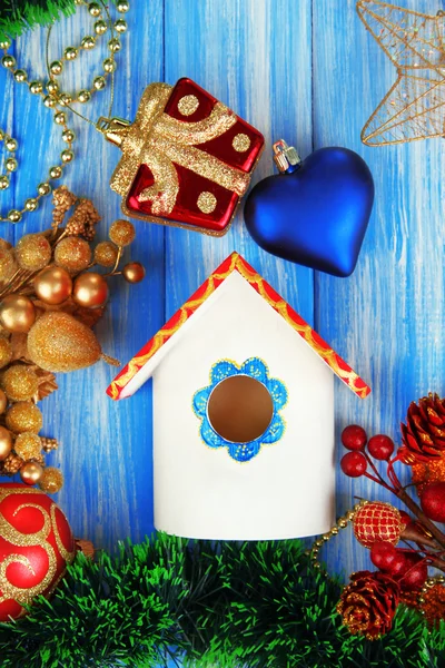 Nesting box and Christmas decorations on blue background — Stock Photo, Image