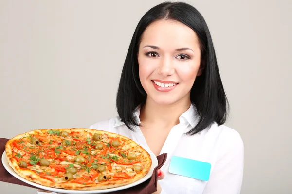 Belle fille serveur avec pizza isolé sur blanc — Photo