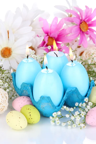 Velikonoční svíce s květinami zblízka — Stock fotografie