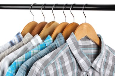 gömlek ile bağlantılı üzerinde ahşap askı üzerinde beyaz izole