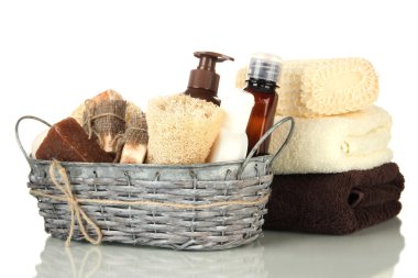 Kozmetik Şişeler ve üzerinde beyaz izole sabun sepeti,