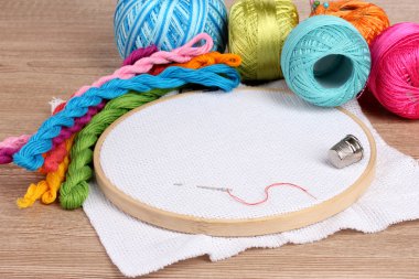 Masaya nakış işlemek için bez ve parlak dikiş iplikleri ile nakış çemberi