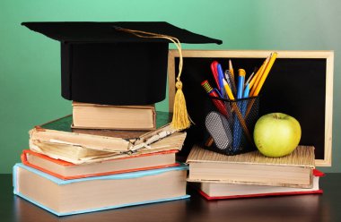 kitap ve magister kap yeşil zemin üzerine ahşap masa üzerine okul yönetimi karşı