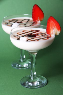 yeşil zemin üzerine meyve smoothies