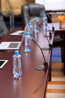 dizüstü bilgisayarlarda tablo boş konferans salonu